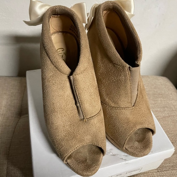 Cinderella of Boston tan suede heels with peep toe and bow detail 3W - Picture 5 of 6